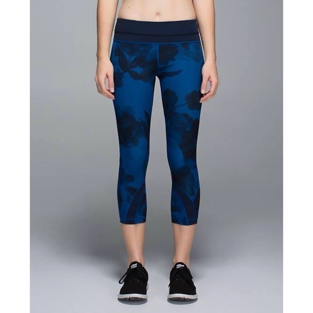 Lululemon Run: Inspire Crop II Full-On Luxtreme
Jumbo Inky Floral Black Inkwell
